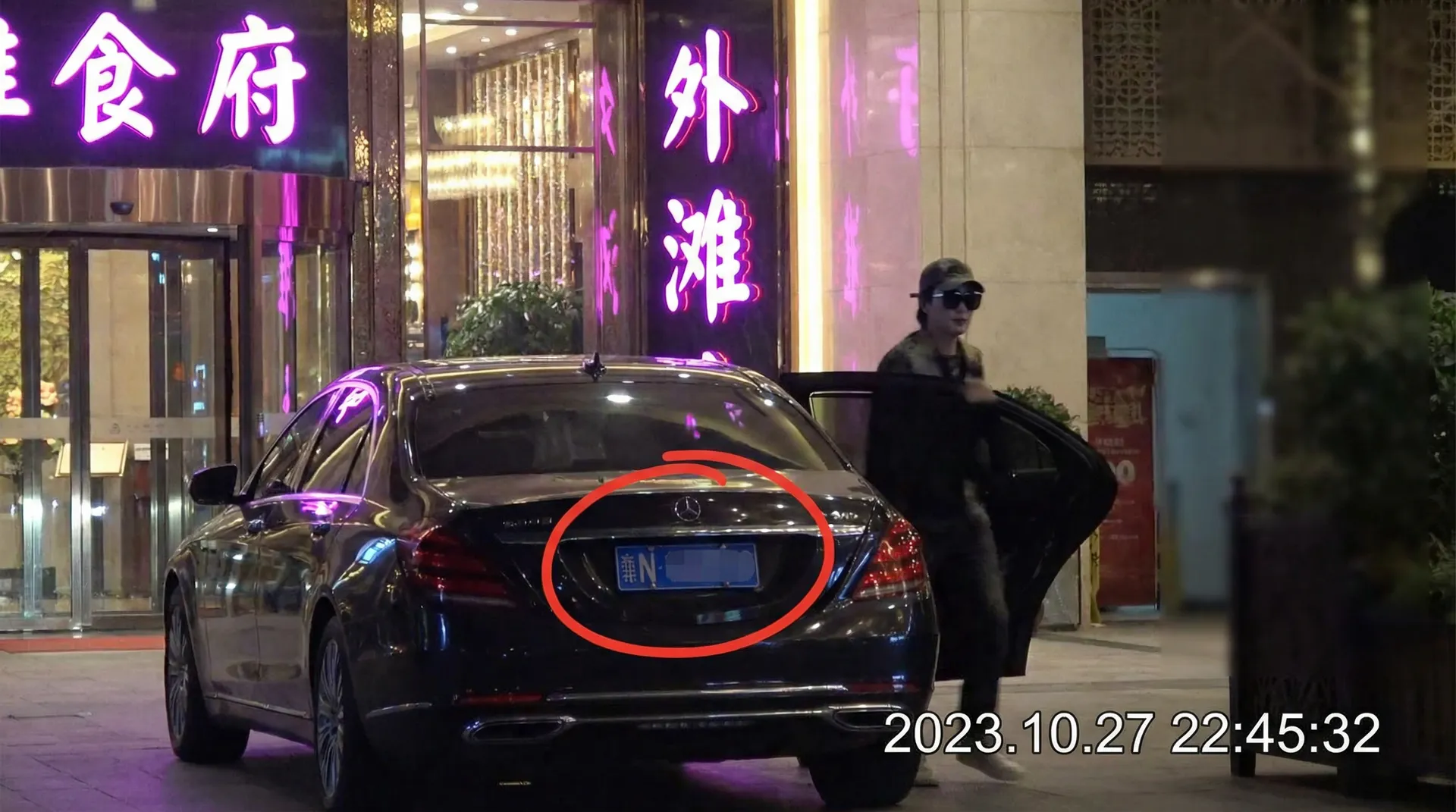 冠军体育平台 - 豪车餐厅外偷拍